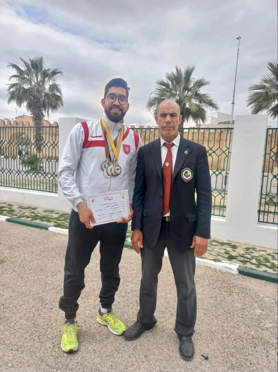 Coach Bilel Menci avec ses médailles