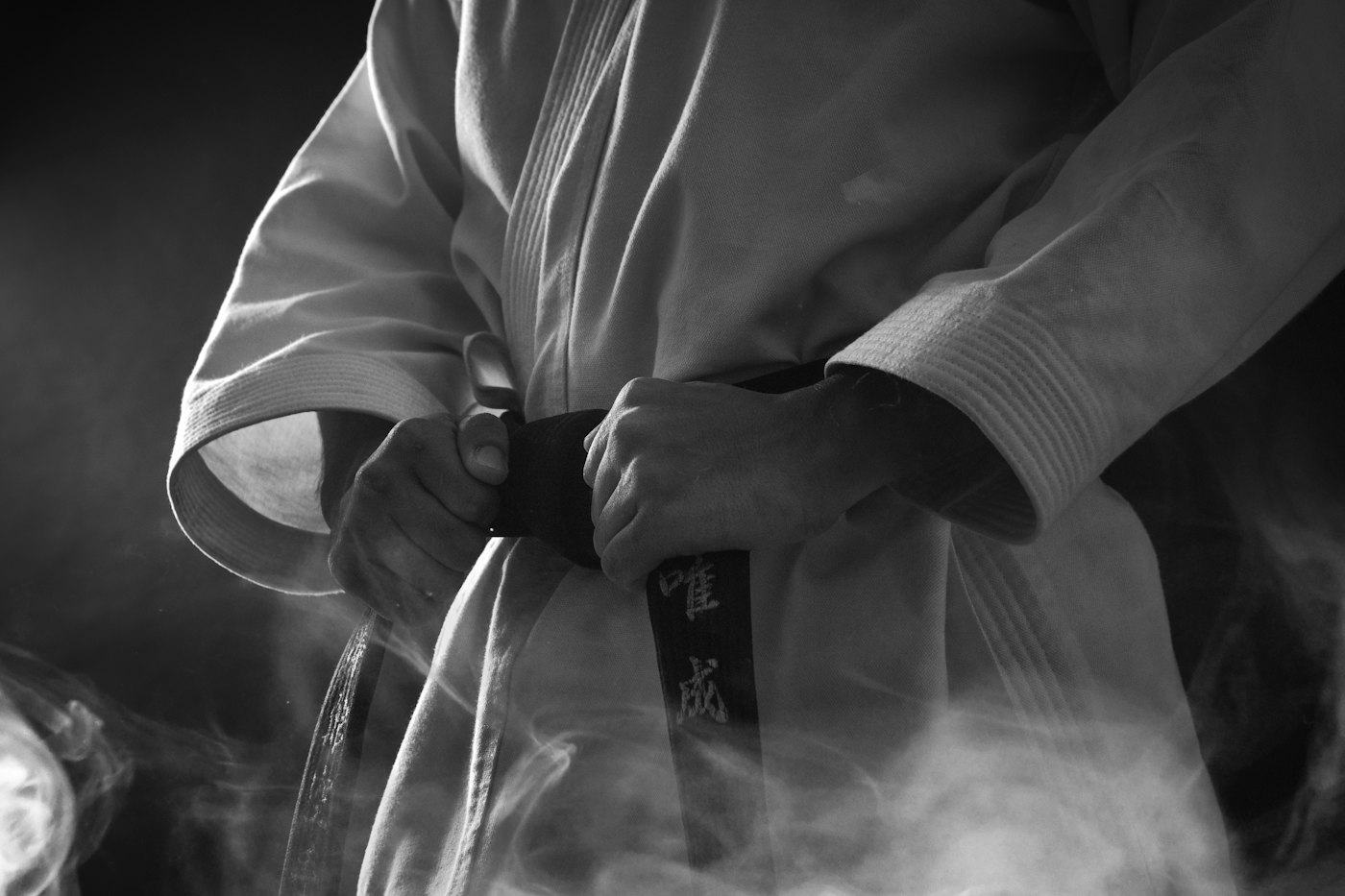 Un karatéka serre sa ceinture noire
