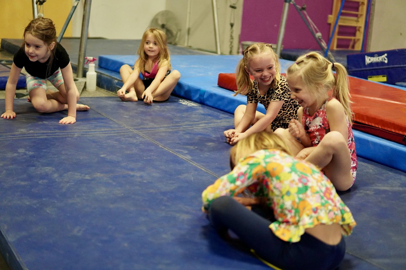 Des enfants en séance de gymnastique