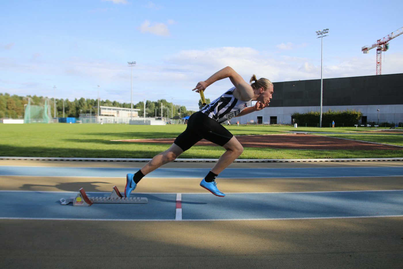 Un sprinteur au départ d'une course